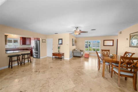 House in Saint Petersburg, Florida 3 bedrooms, 173.73 sq.m. № 1350175 - photo 7