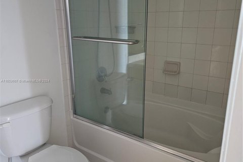 Apartamento en alquiler en South Miami, Florida, 2 dormitorios, 93.83 m2 № 1348279 - foto 21