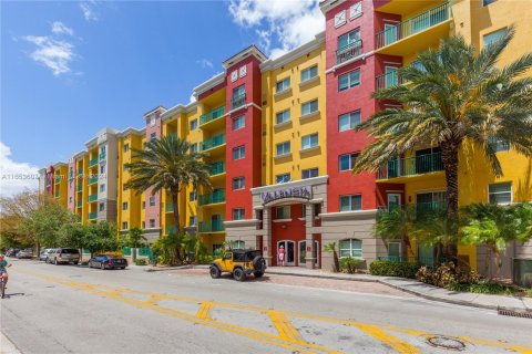 Apartment in South Miami, Florida 2 bedrooms, 93.83 sq.m. № 1348279 - photo 1