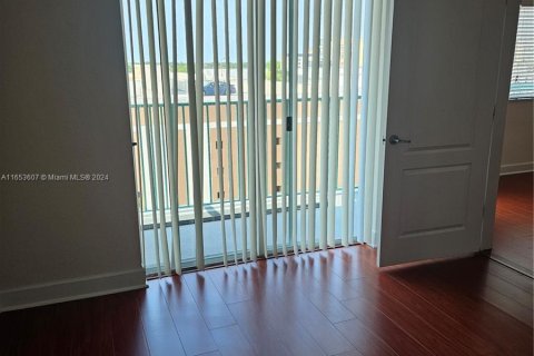 Apartamento en alquiler en South Miami, Florida, 2 dormitorios, 93.83 m2 № 1348279 - foto 18