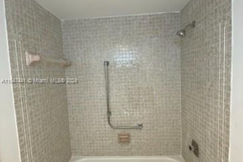 Condo in Hollywood, Florida, 2 bedrooms  № 1330247 - photo 15