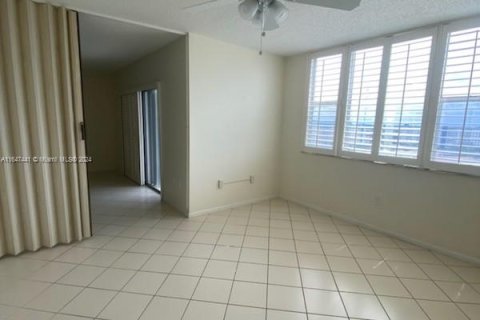 Condo in Hollywood, Florida, 2 bedrooms  № 1330247 - photo 24