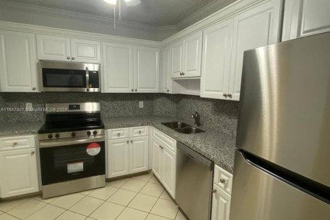 Condo in Hollywood, Florida, 2 bedrooms  № 1330247 - photo 1