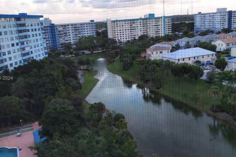 Condo in Hollywood, Florida, 2 bedrooms  № 1330247 - photo 8