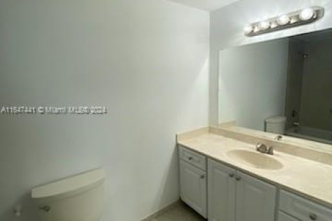 Condo in Hollywood, Florida, 2 bedrooms  № 1330247 - photo 17