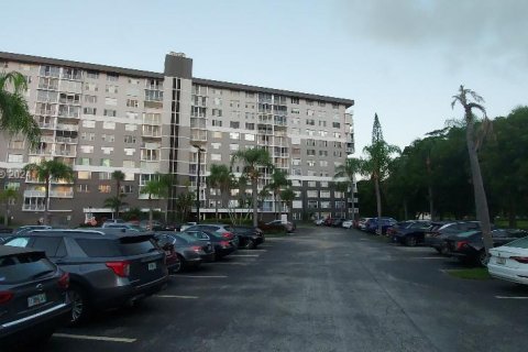 Condo in Hollywood, Florida, 2 bedrooms  № 1330247 - photo 26