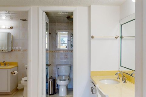 Condo in Miami Beach, Florida, 1 bedroom  № 1325317 - photo 12