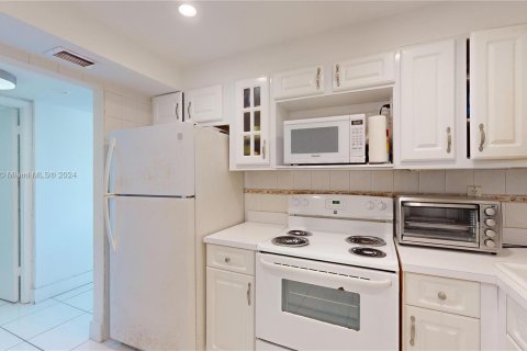 Condo in Miami Beach, Florida, 1 bedroom  № 1325317 - photo 13