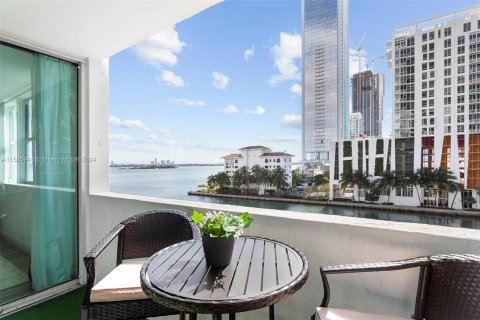 Condominio en venta en Miami, Florida, 1 dormitorio, 65.59 m2 № 1269348 - foto 1