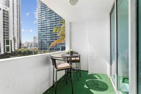 Condo in Miami, Florida, 1 bedroom  № 1269348 - photo 15