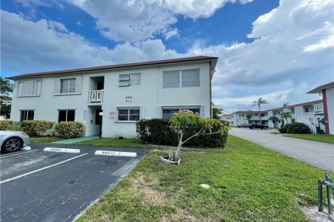 Condo in Lauderhill, Florida, 2 bedrooms  № 991885 - photo 1