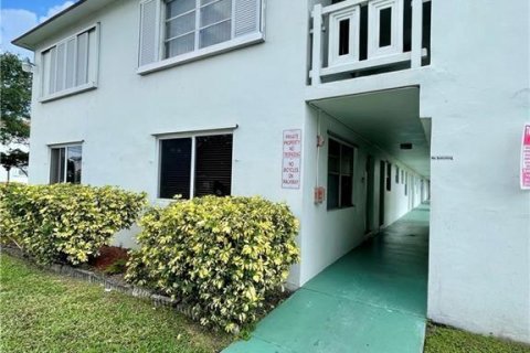 Condo in Lauderhill, Florida, 2 bedrooms  № 991885 - photo 9