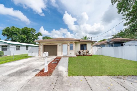 House in Miami, Florida 3 bedrooms, 125.88 sq.m. № 1353841 - photo 2