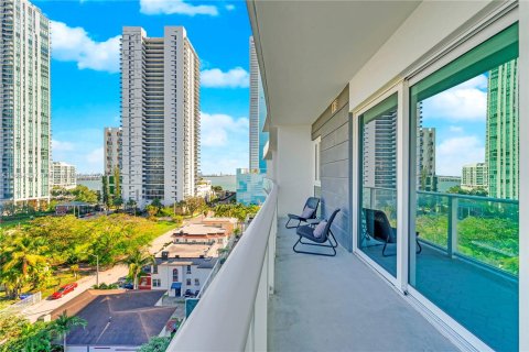 Condo in Miami, Florida, 2 bedrooms  № 1353842 - photo 18