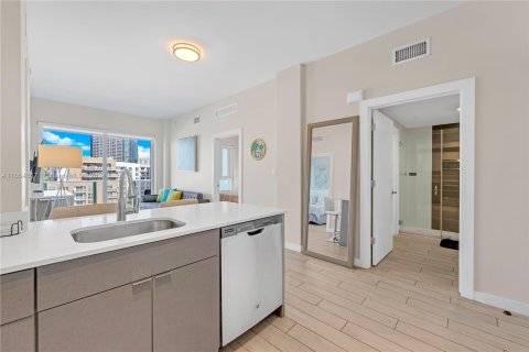 Condo in Miami, Florida, 2 bedrooms  № 1353842 - photo 26