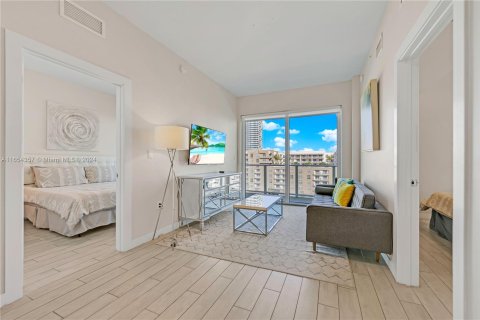 Condo in Miami, Florida, 2 bedrooms  № 1353842 - photo 1