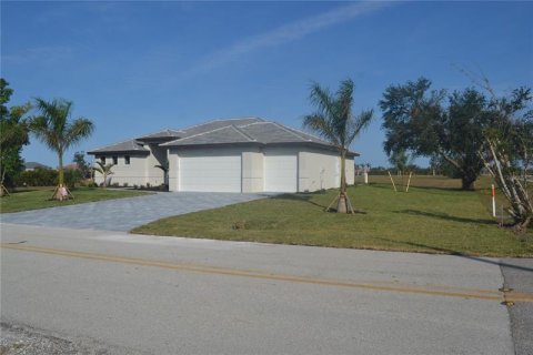 Villa ou maison à vendre à Punta Gorda, Floride: 3 chambres, 196.21 m2 № 291464 - photo 2