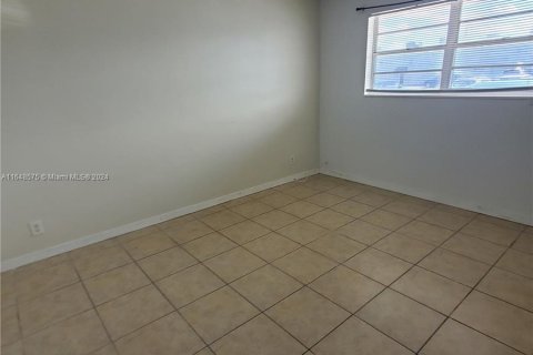 Condo in Hallandale Beach, Florida, 1 bedroom  № 1331039 - photo 10