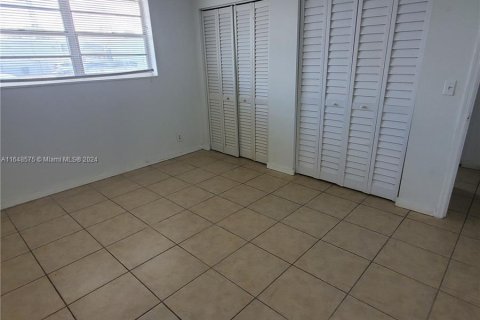 Condo in Hallandale Beach, Florida, 1 bedroom  № 1331039 - photo 11