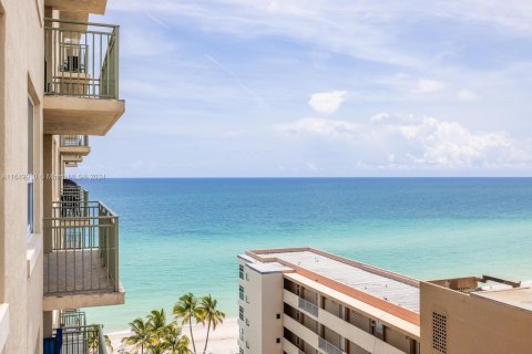 Copropriété à louer à Hallandale Beach, Floride: 2 chambres, 106.84 m2 № 1332186 - photo 3