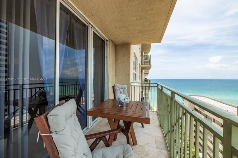 Condo in Hallandale Beach, Florida, 2 bedrooms  № 1332186 - photo 1