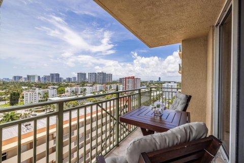 Condo in Hallandale Beach, Florida, 2 bedrooms  № 1332186 - photo 11