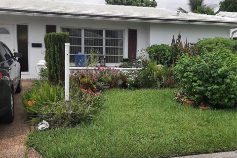 Villa ou maison à louer à Tamarac, Floride: 2 chambres, 156.26 m2 № 1310306 - photo 1