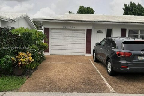 Villa ou maison à louer à Tamarac, Floride: 2 chambres, 156.26 m2 № 1310306 - photo 2