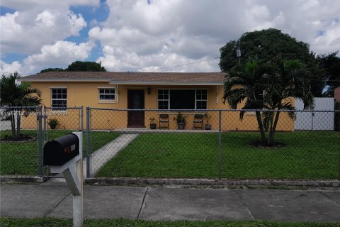 Casa en venta en Miami Gardens, Florida, 4 dormitorios, 115.38 m2 № 1378615 - foto 1