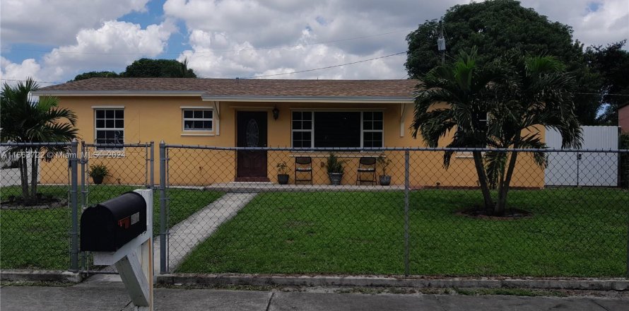 Villa ou maison à Miami Gardens, Floride 4 chambres, 115.38 m2 № 1378615