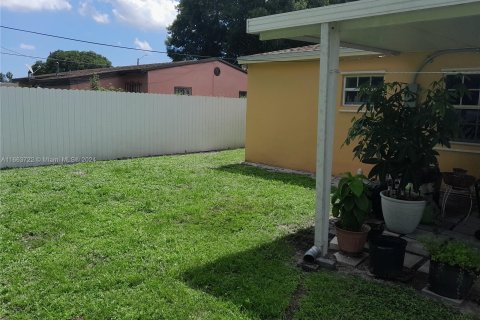 House in Miami Gardens, Florida 4 bedrooms, 115.38 sq.m. № 1378615 - photo 18