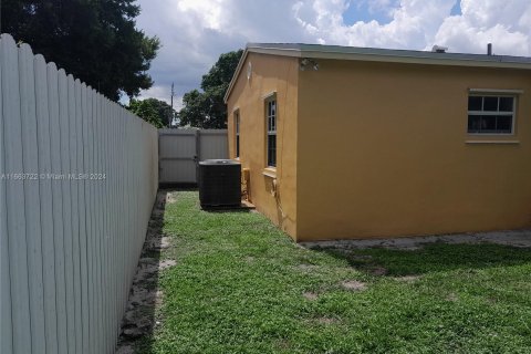 House in Miami Gardens, Florida 4 bedrooms, 115.38 sq.m. № 1378615 - photo 19