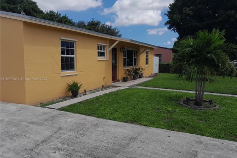 Casa en venta en Miami Gardens, Florida, 4 dormitorios, 115.38 m2 № 1378615 - foto 2