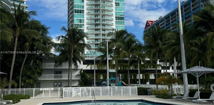 Condominio en Miami, Florida, 1 dormitorio  № 1412401