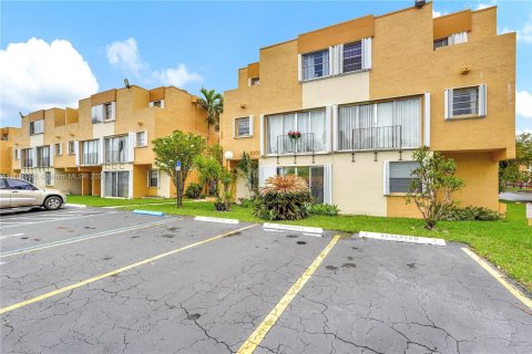 Condo in Miami, Florida, 2 bedrooms  № 1239611 - photo 1