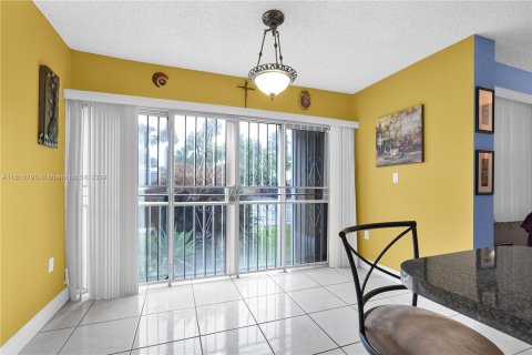 Condo in Miami, Florida, 2 bedrooms  № 1239611 - photo 15