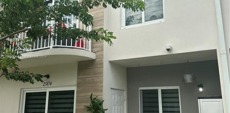 Townhouse in Homestead, Florida 4 bedrooms, 129.88 sq.m. № 1401530