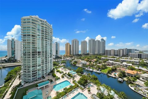 Condo in Sunny Isles Beach, Florida, 3 bedrooms  № 1305107 - photo 12