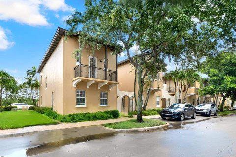 Adosado en venta en Pembroke Pines, Florida, 3 dormitorios, 215.53 m2 № 1305111 - foto 2