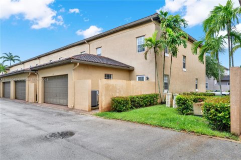 Townhouse in Pembroke Pines, Florida 3 bedrooms, 215.53 sq.m. № 1305111 - photo 19