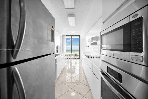 Copropriété à vendre à Surfside, Floride: 2 chambres, 144.93 m2 № 718003 - photo 9