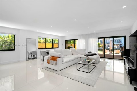 Townhouse in Miami Beach, Florida 3 bedrooms, 158.12 sq.m. № 1187453 - photo 5