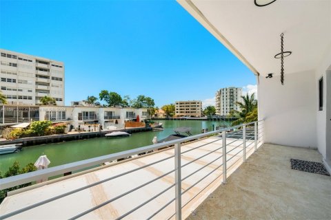 Townhouse in Miami Beach, Florida 3 bedrooms, 158.12 sq.m. № 1187453 - photo 17