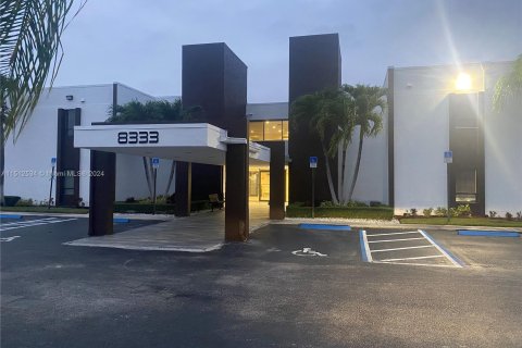 Immobilier commercial à vendre à Tamarac, Floride № 942367 - photo 2