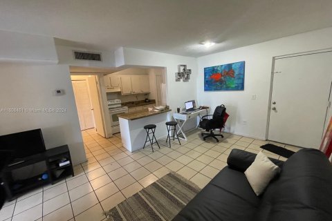 Condo in Miami, Florida, 2 bedrooms  № 1230059 - photo 1