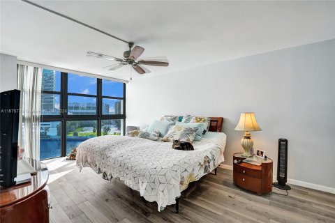 Condo in Hallandale Beach, Florida, 2 bedrooms  № 1400176 - photo 9