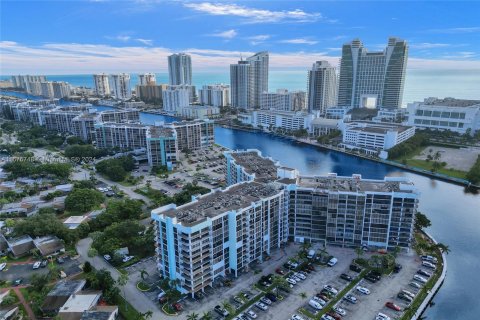 Condo in Hallandale Beach, Florida, 2 bedrooms  № 1400176 - photo 14