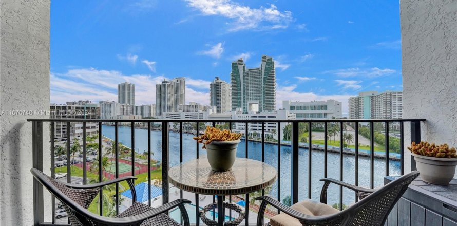 Condo in Hallandale Beach, Florida, 2 bedrooms  № 1400176