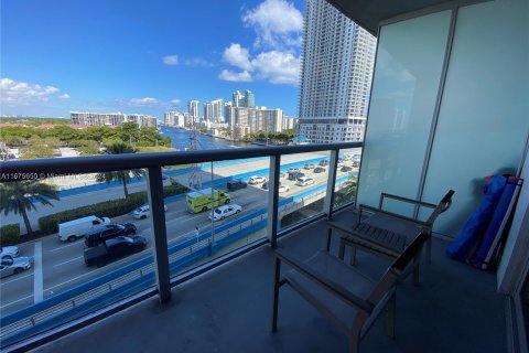 Condo in Hallandale Beach, Florida, 2 bedrooms  № 1400220 - photo 18