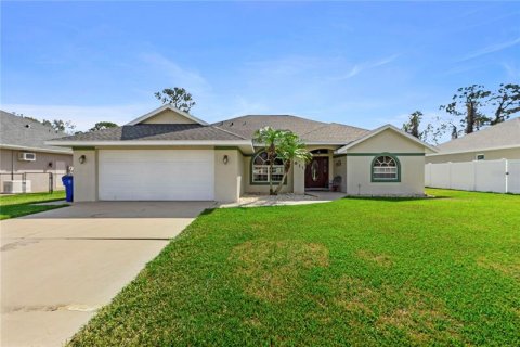 House in Sebring, Florida 4 bedrooms, 155.43 sq.m. № 296986 - photo 1